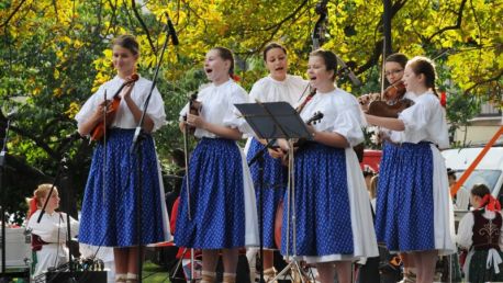 Lidový tanec pro děti (Dětský folklorní soubor Hlubinka)