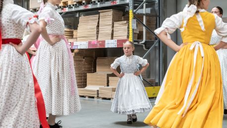 Oslava letního slunovratu. Folklorním tancem