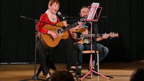 Březen, za mikrofon vlezem