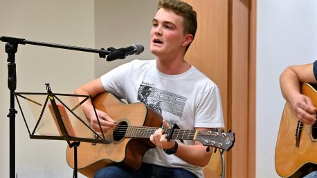 Hra na akustickou kytaru a ukulele