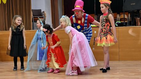 Letošní karneval byl plný barev