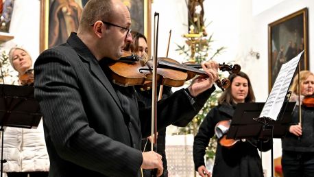 Kostel Nanebevzetí Panny Marie ve Slatině u Bílovce zaplnila hudba a zpěv