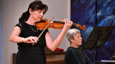 Za silným mužem hledej silnou ženu