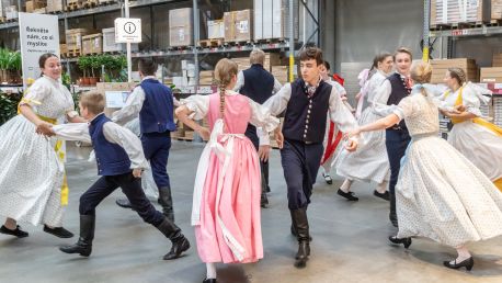 Oslava letního slunovratu. Folklorním tancem