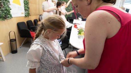 Oslava letního slunovratu. Folklorním tancem