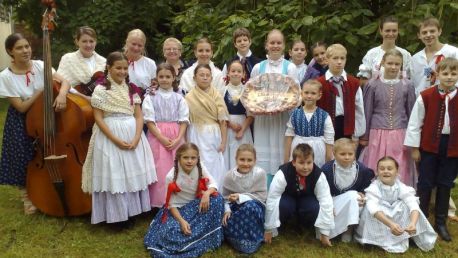 Lidový tanec pro děti (Dětský folklorní soubor Hlubinka)