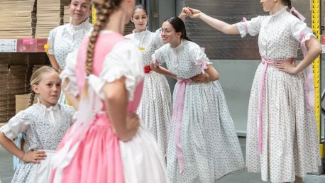 Oslava letního slunovratu. Folklorním tancem