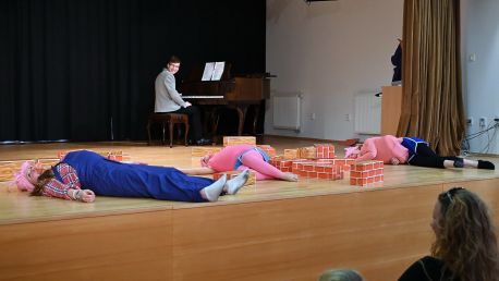 O třech prasátkách. Závěrečné vystoupení dětského Hudebního divadla