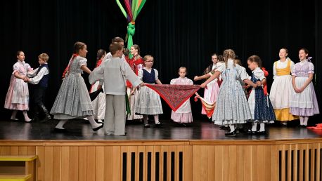 Na svatého Jána otvírá se létu brána - 2. část