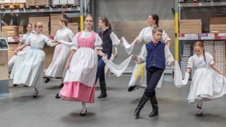 Oslava letního slunovratu. Folklorním tancem
