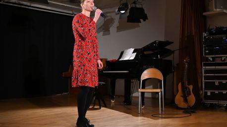 Březen, za mikrofon vlezem