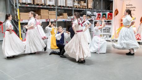 Oslava letního slunovratu. Folklorním tancem