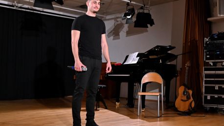 Březen, za mikrofon vlezem