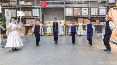 Oslava letního slunovratu. Folklorním tancem