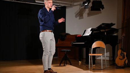 Březen, za mikrofon vlezem