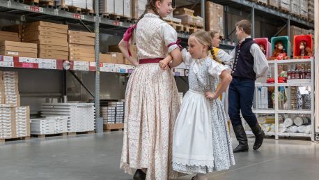 Oslava letního slunovratu. Folklorním tancem