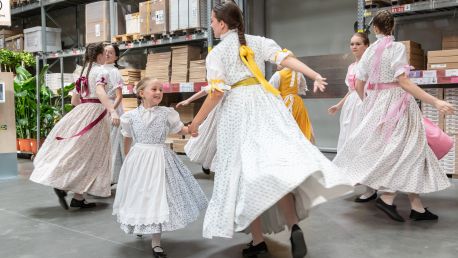 Oslava letního slunovratu. Folklorním tancem