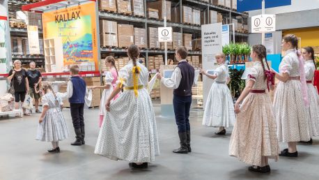 Oslava letního slunovratu. Folklorním tancem