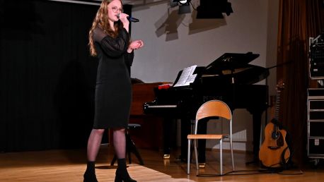 Březen, za mikrofon vlezem
