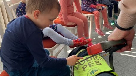 Beseda s panem Holbou a jeho vodicím psem v Dopoledních školičkách