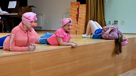 O třech prasátkách. Závěrečné vystoupení dětského Hudebního divadla