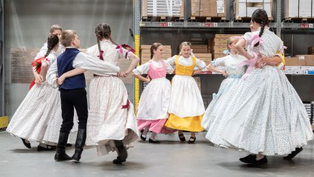 Oslava letního slunovratu. Folklorním tancem