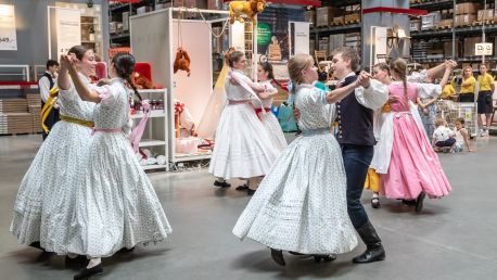 Oslava letního slunovratu. Folklorním tancem