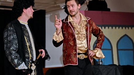 Romeo a Julie v podání Divadla z jednoho hrnce