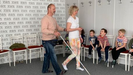 Beseda s panem Holbou a jeho vodicím psem v Dopoledních školičkách