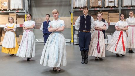 Oslava letního slunovratu. Folklorním tancem