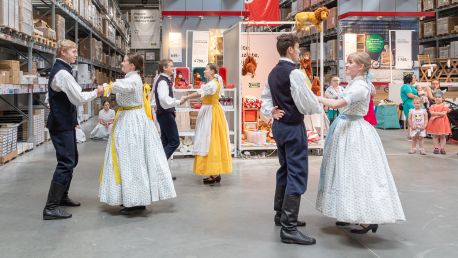 Oslava letního slunovratu. Folklorním tancem