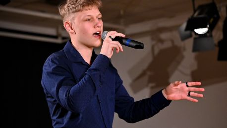 Březen, za mikrofon vlezem