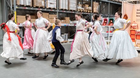 Oslava letního slunovratu. Folklorním tancem