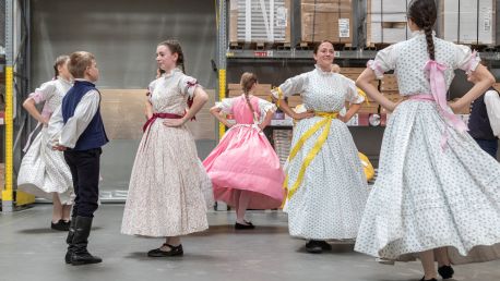 Oslava letního slunovratu. Folklorním tancem