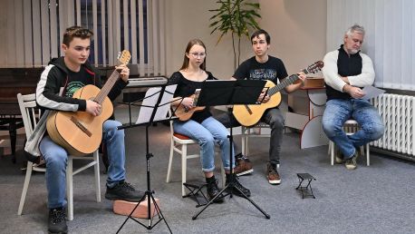 Listopadový kytarový koncert žáků ze třídy Vladislava Petráška
