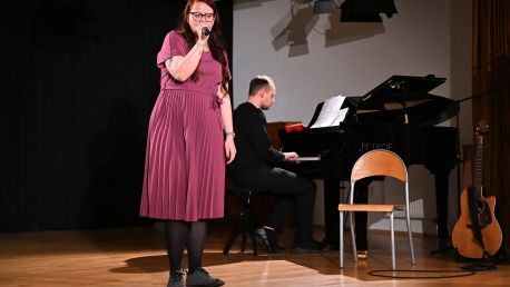 Březen, za mikrofon vlezem