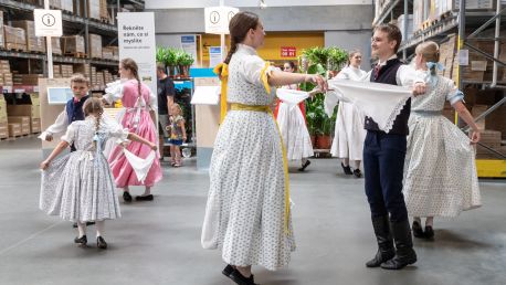 Oslava letního slunovratu. Folklorním tancem