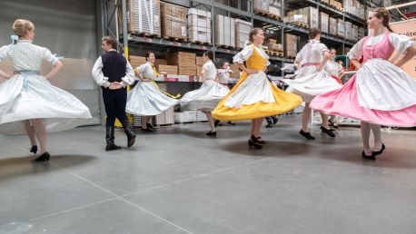 Oslava letního slunovratu. Folklorním tancem