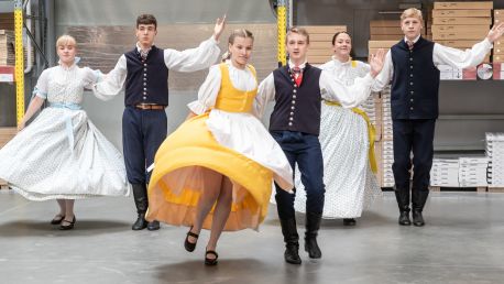 Oslava letního slunovratu. Folklorním tancem