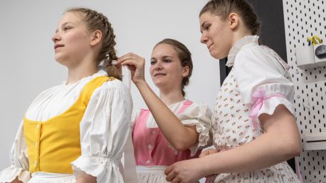 Oslava letního slunovratu. Folklorním tancem