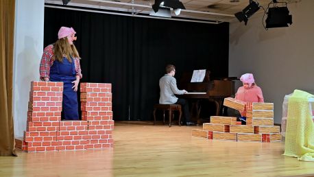 O třech prasátkách. Závěrečné vystoupení dětského Hudebního divadla