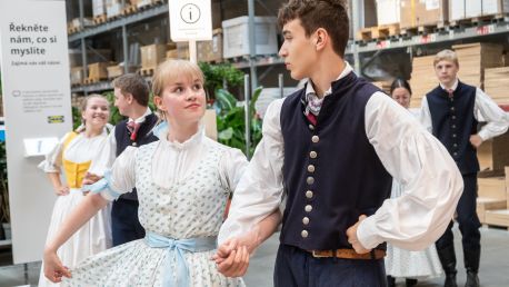 Oslava letního slunovratu. Folklorním tancem