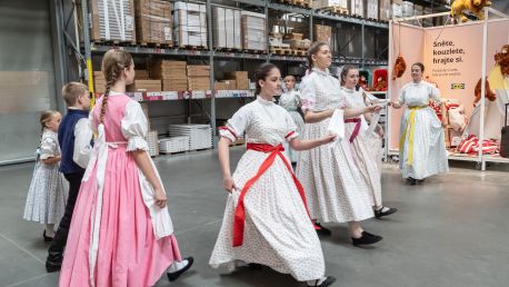 Oslava letního slunovratu. Folklorním tancem