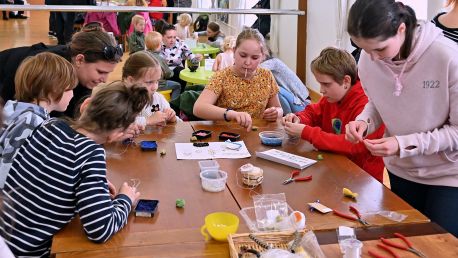 Ostravská muzejní noc 2022 na Lidové konzervatoři - šperkařský workshop