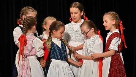 Na svatého Jána otvírá se létu brána - 2. část