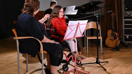 Březen, za mikrofon vlezem