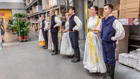 Oslava letního slunovratu. Folklorním tancem