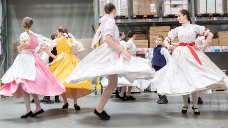 Oslava letního slunovratu. Folklorním tancem