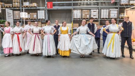 Oslava letního slunovratu. Folklorním tancem