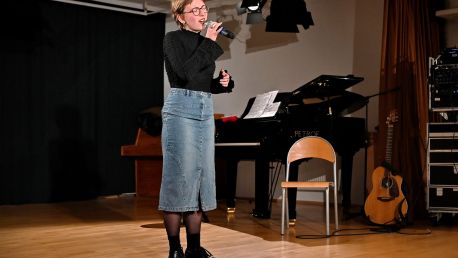 Březen, za mikrofon vlezem